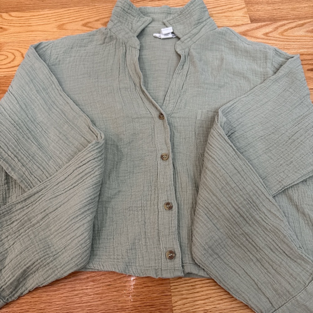 Green 3/4 Sleeve Crop Button Down Shirt